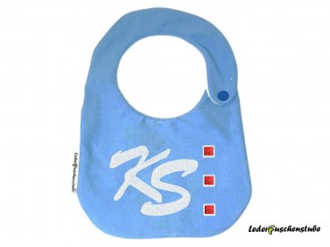 Vorderseite: Jersey (hellblau), Logo KS, Rückseite: Frottee hellblau, Druckknopf (blau)